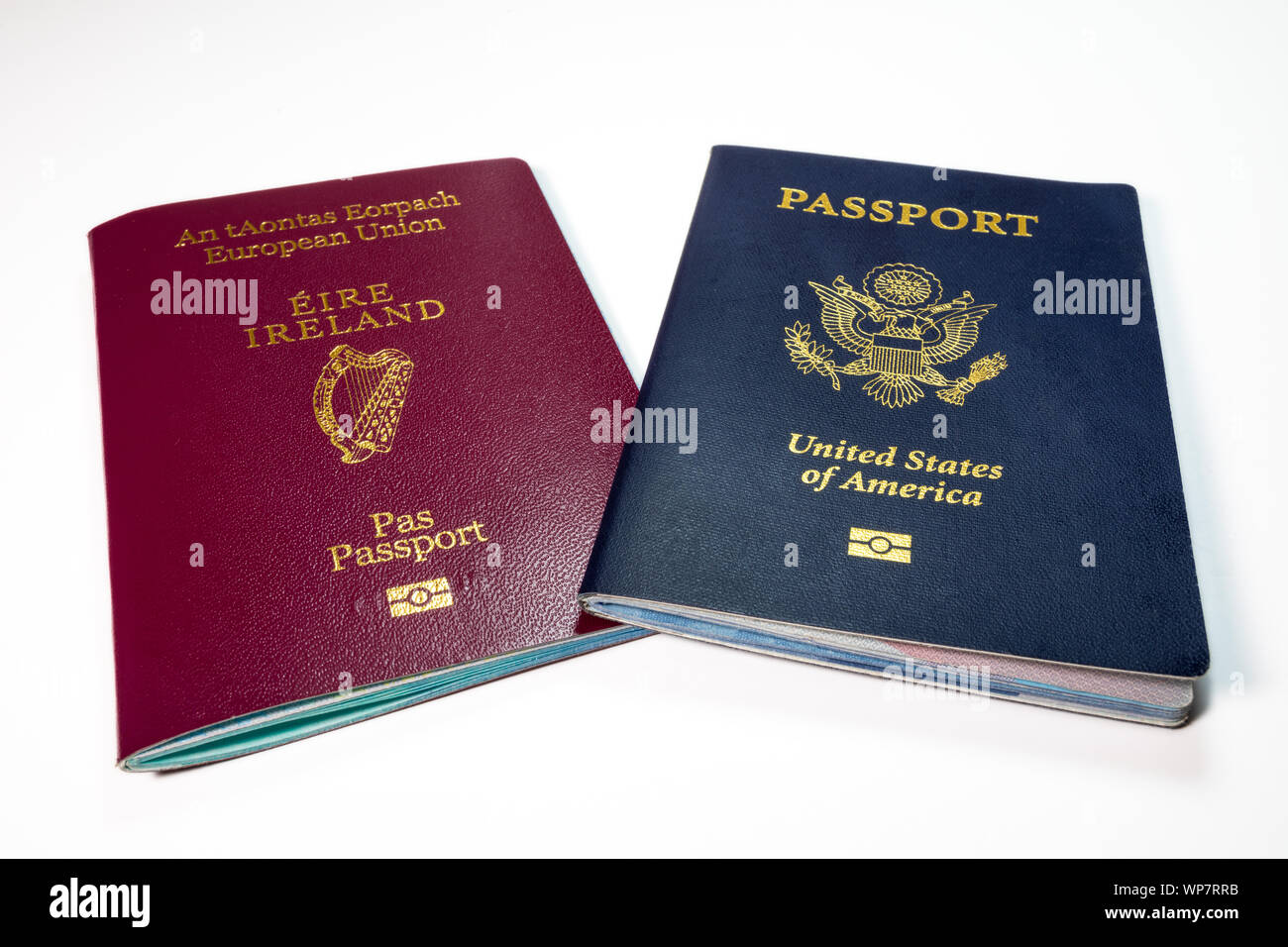 Die doppelte Staatsbürgerschaft Konzept Bild mit irischen und amerikanischen Pass. Unter der irischen Staatsangehörigkeit und Staatsbürgerschaft Act von 1956, Bürger der Vereinigten Staaten Stockfoto