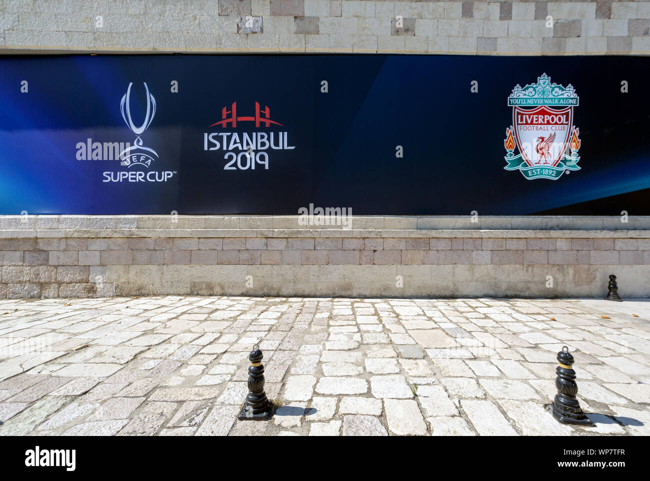 Liverpool Football Club und Super Cup Logos auf der Wand von björk Vodafone Park Stadion paar Tage vor der UEFA Super Cup 2019 Spiel. Stockfoto