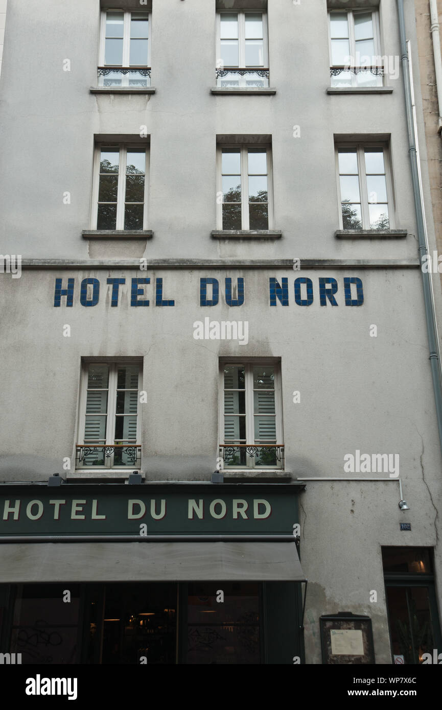 Hôtel du Nord ist ein Film, der nach der Romanvorlage von 1938 von Eugène Dabit unter der Regie von Marcel Carné entstand. Of this Film zählt zum Genre Dra Stockfoto