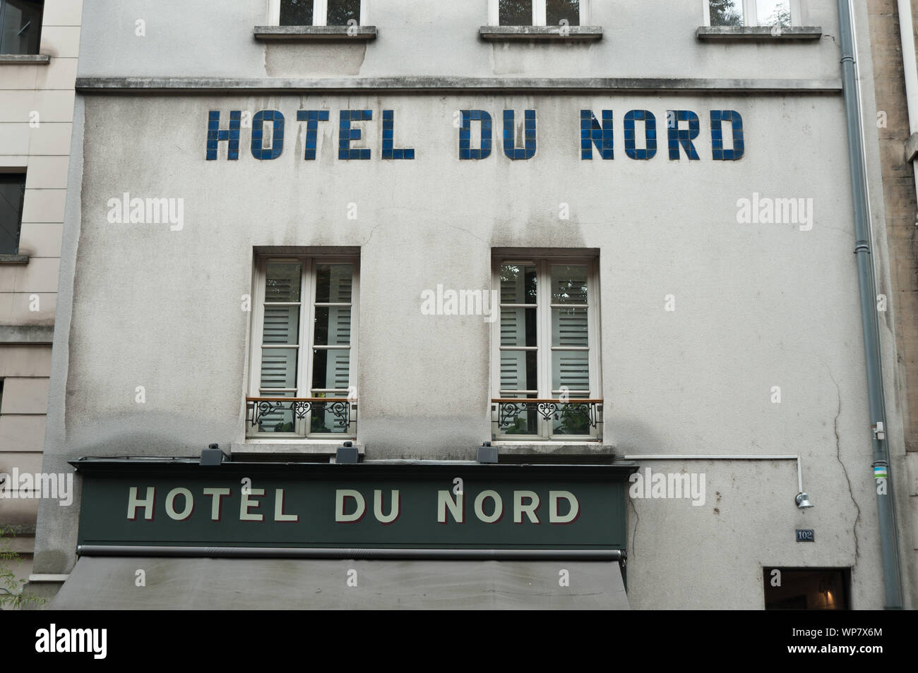 Hôtel du Nord ist ein Film, der nach der Romanvorlage von 1938 von Eugène Dabit unter der Regie von Marcel Carné entstand. Of this Film zählt zum Genre Dra Stockfoto