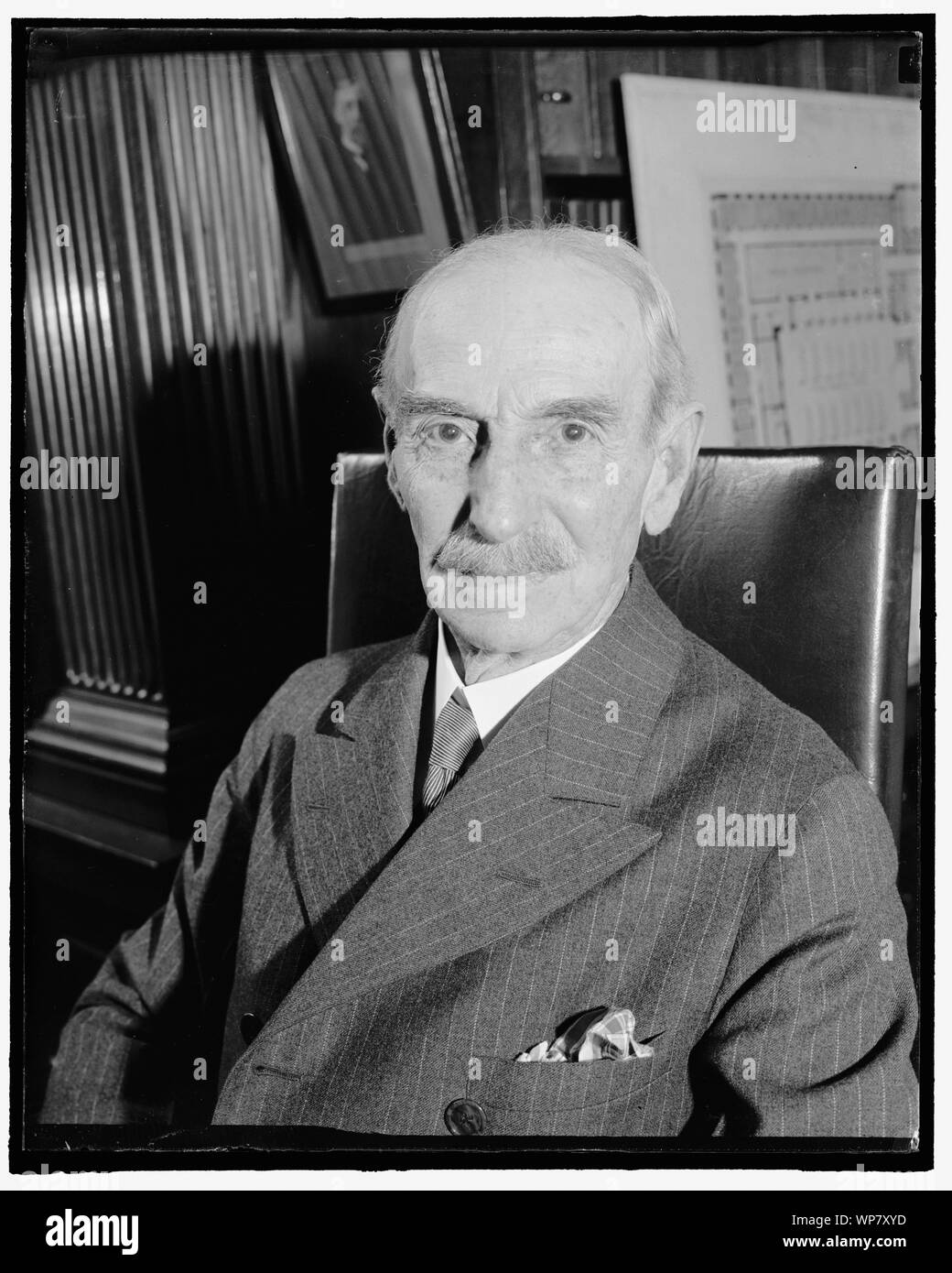 Bibliothekar des Kongresses runden 40 Jahren Arbeit. Washington, D.C., den 6. April Dr. Herbert Putnam ist in dieser Woche sein 40-jähriges Bestehen feiert, als Bibliothekar des Kongresses. Jetzt 77, Dr. Putnam in der Theorie wurde Bibliothekar Emeritus im vergangenen Juli 1, aber da Präsident Roosevelt noch nicht seinen Nachfolger ernannt hat, fährt er fort, auf seinem Posten. Er ist ein Eingeborener von New York City, wo er am 20. September 1861 geboren wurde. 4-6-39 Stockfoto