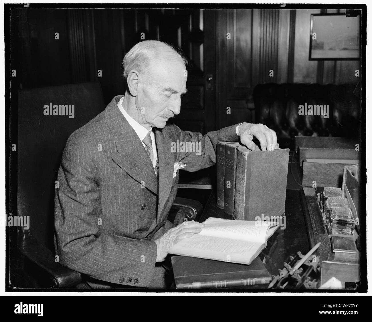 Bibliothekar des Kongresses runden 40 Jahren Arbeit. Washington, D.C., den 6. April Dr. Herbert Putnam ist in dieser Woche sein 40-jähriges Bestehen feiert, als Bibliothekar des Kongresses. Jetzt 77, Dr. Putnam in der Theorie wurde Bibliothekar Emeritus im vergangenen Juli 1, aber da Präsident Roosevelt noch nicht seinen Nachfolger ernannt hat, fährt er fort, auf seinem Posten. Er ist ein Eingeborener von New York City, wo er am 20. September 1861 geboren wurde. 4-6-39 Stockfoto