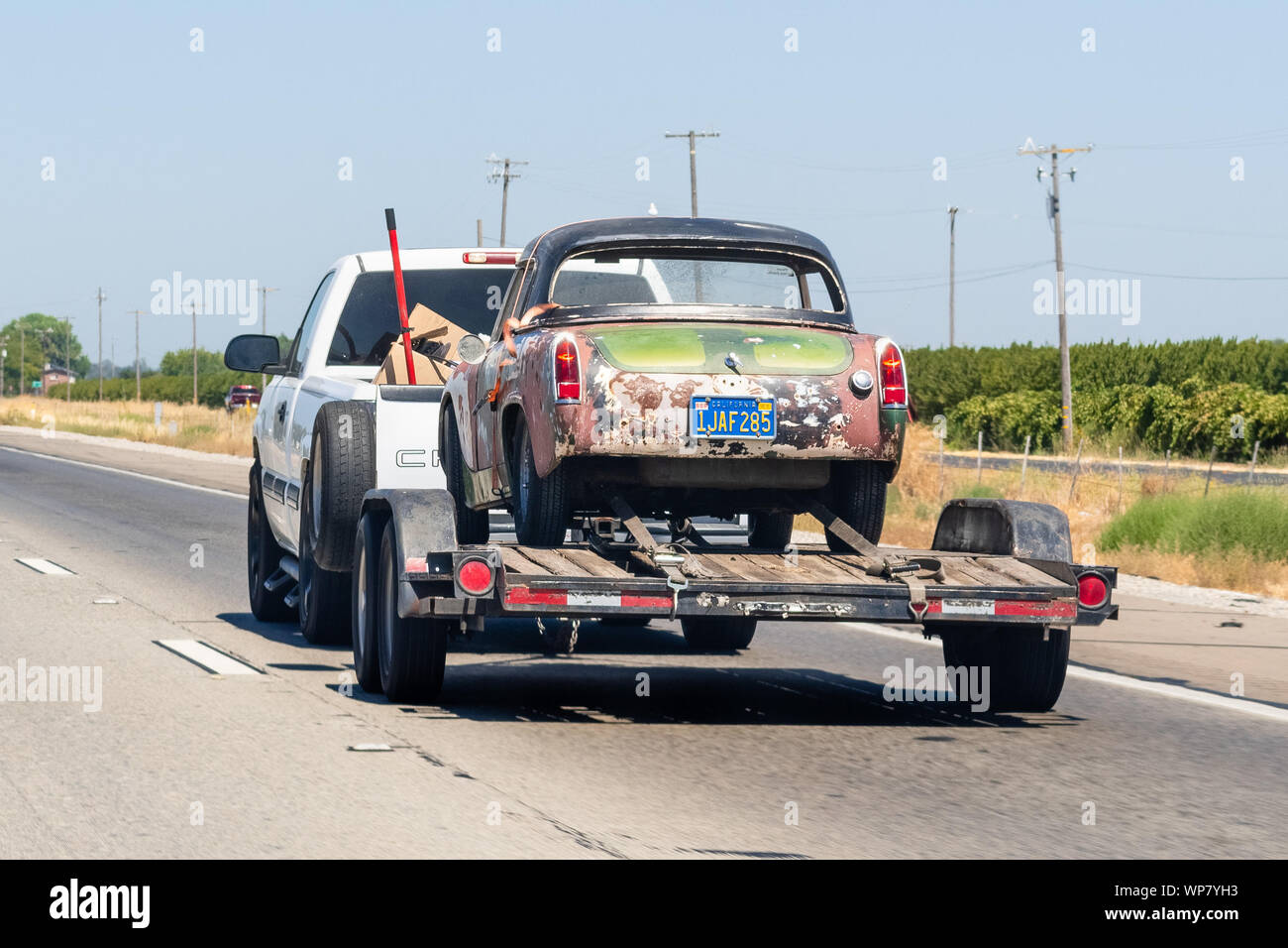 August 23, 2019 Sacramento/CA/USA - Vintage MG Midget Auto in der schlechten Form auf einer Plattform auf der Autobahn transportiert Stockfoto