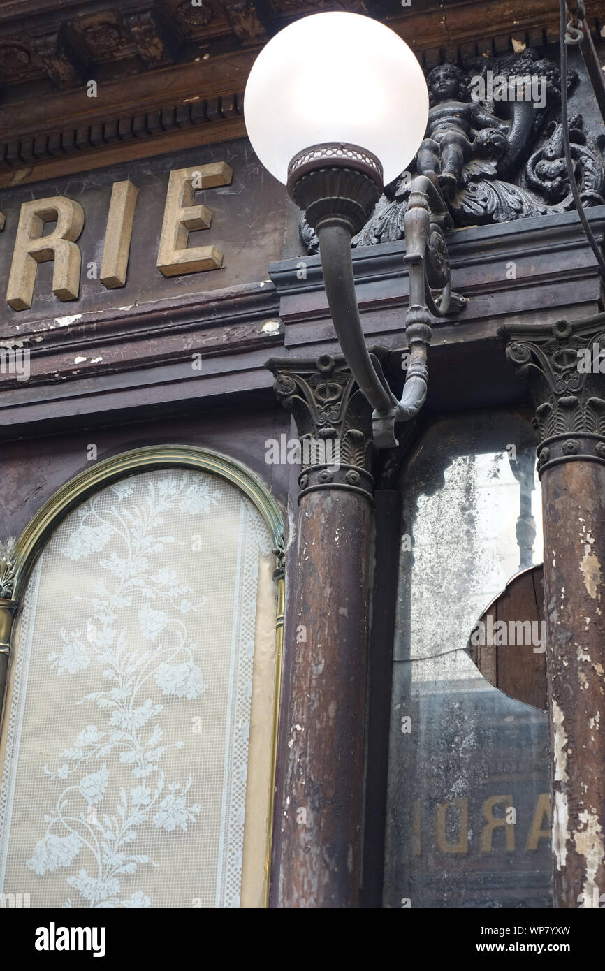 Galerie Véro-Dodat ist eine überdachte Ladenpassage mit Glasdach aus dem 19. Jahrhundert im 1. Arrondissement in Paris. Die Galerie Véro-Dodat ist Stockfoto