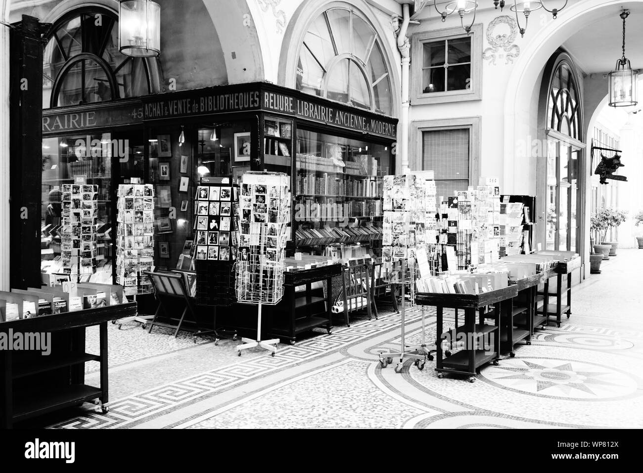 Die Galerie Vivienne ist eine überdachte Ladenpassage mit Glasdach aus der ersten Lehrwerk des 19. Jahrhunderts im 2. Arrondissement in Paris. Galer Sterben Stockfoto