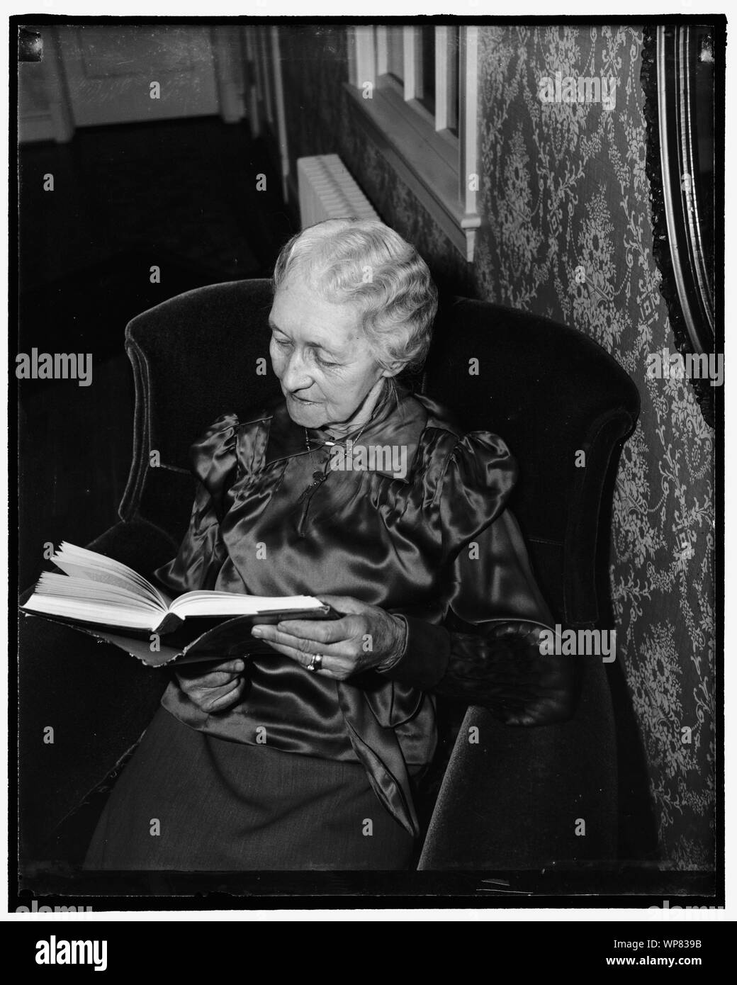 Leben beginnt bei 70. Washington, D.C., Feb 3. Vom Büro der indischen Angelegenheiten, AMERIKANISCHE Abteilung des Innern im Ruhestand, nach 33 Jahren im Dienst, Frau Isabelle Haggett bei 75 ist jetzt eine Co - an der George Washington Universität ed, erweist sich das alte Sprichwort "man ist nie zu alt zum Lernen" hält noch gut. Sie zog sich aus dem öffentlichen Dienst im Jahr 1933 im Alter von 70 Jahren. Ihren Sorgen Ausdruck in diesem Foto kann auf die Tatsache ist Sie jetzt für den mittleren Entbeinen - Jahr Prüfungen in Englisch romantischen Poesie zugeschrieben werden, 2-3-39 Stockfoto