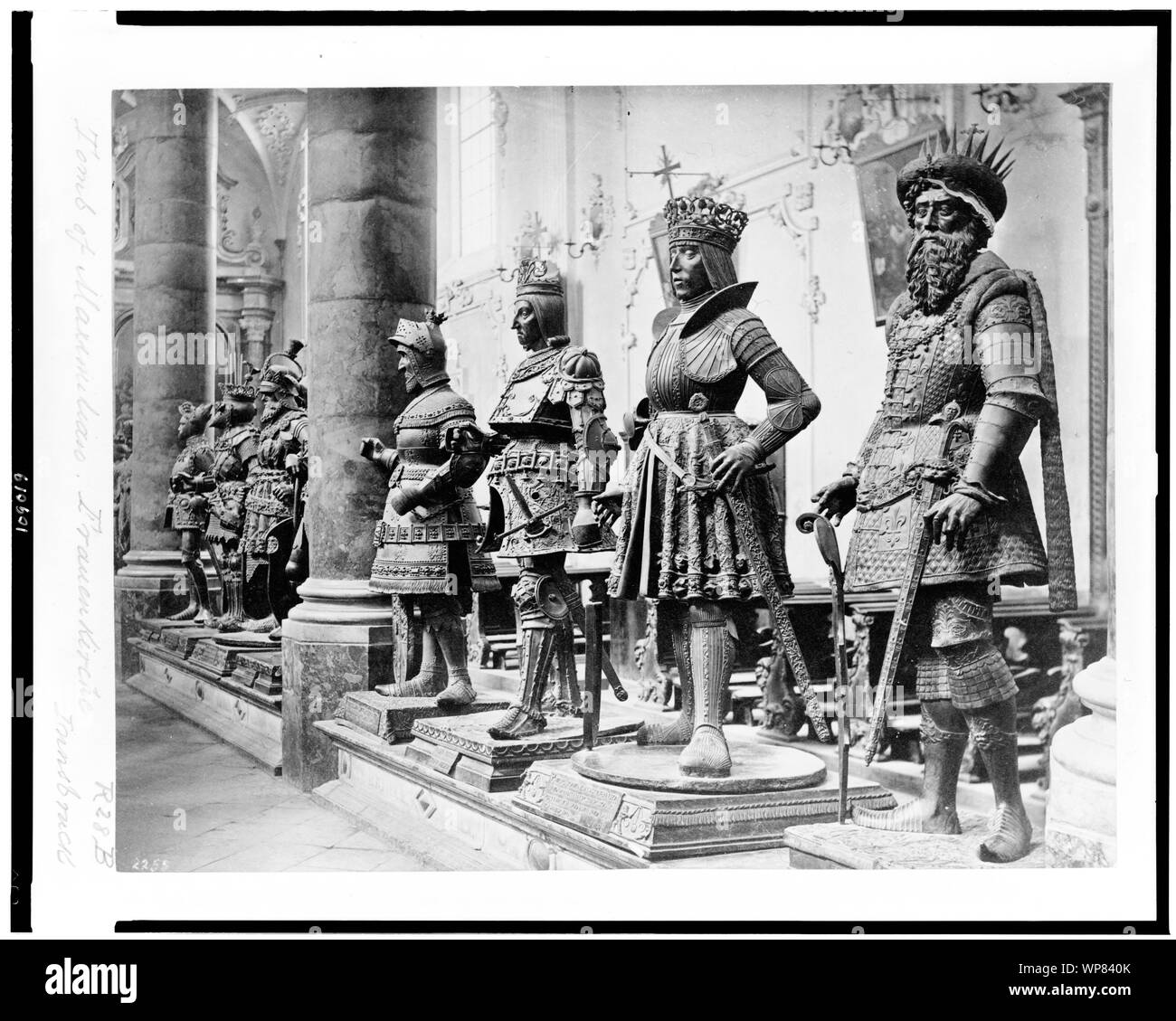 Leben Größe Statuen rund um Grab von Maximilian I, Hofkirche, Innsbruck, Österreich Stockfoto