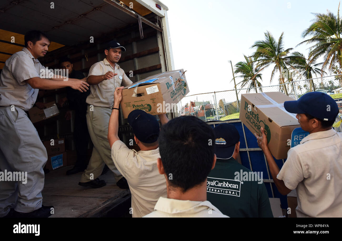 Freeport, Bahamas. 07 Sep, 2019. September 7, 2019 - Freeport, Grand Bahama, Bahamas - Royal Caribbean International Mitarbeiter vom Kreuzfahrtschiff Mariner of the Seas Last 20.000 Mahlzeiten für die Opfer des Hurrikans Dorian auf einen Lastwagen am 7. September, 2019 nach der Ankunft in Freeport, Grand Bahama. Hurricane Dorian schlagen die Insel Kette als Kategorie 5 Sturm, sie zerschlagen für zwei Tage vor dem Umzug nach Norden. Credit: Paul Hennessy/Alamy leben Nachrichten Stockfoto