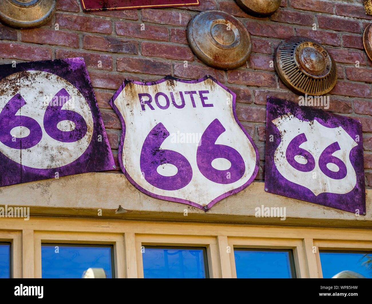 Vintage Route 66 highway Zeichen auf einem alten rustikalen Hintergrund. Stockfoto