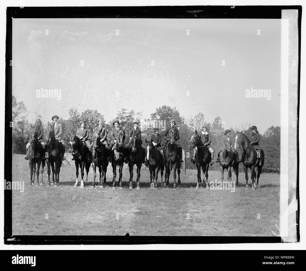 Linie der Mädchen auf dem Pferderücken Stockfoto
