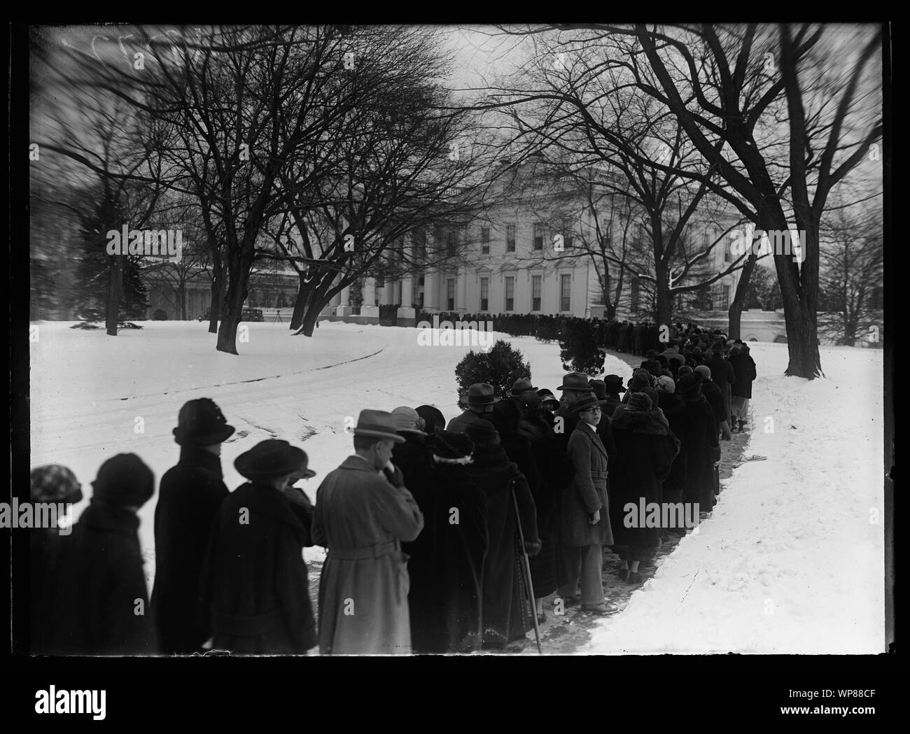 Leitung der Menschen außerhalb des Weißen Hauses, Washington, D.C. Stockfoto