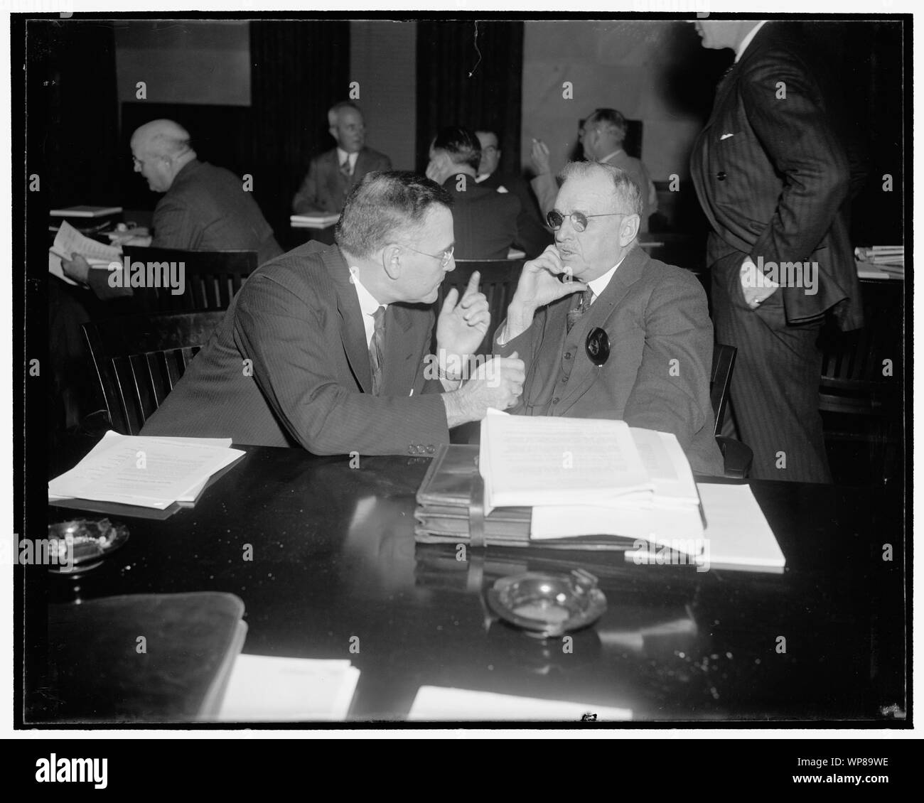 Auf der Konferenz zuhören. Washington, D.C., November 22. Fred I. Kent, Links, Vertreter der American Bankers' Association, und Milton Harrison, Finanzier, hören auf den Transport Konferenz an der US-Handelskammer heute. Um Mittel und Wege für die Lösung der finanziellen Schwierigkeiten der Eisenbahn der Zweck war der Sitzung, an der Vertreter aller Arten von Transport teilnahmen. Stockfoto