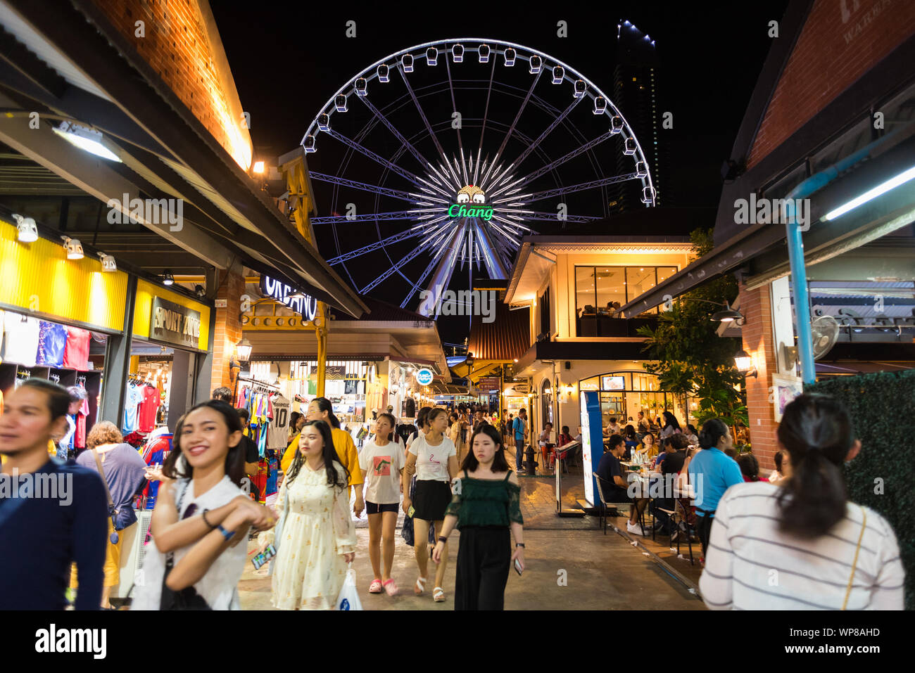 Bangkok, Thailand - 28. Juli 2019: einem überfüllten Gänge an Asiatique sun der Riverfront in der Nacht, mit Blick auf das Riesenrad. Stockfoto