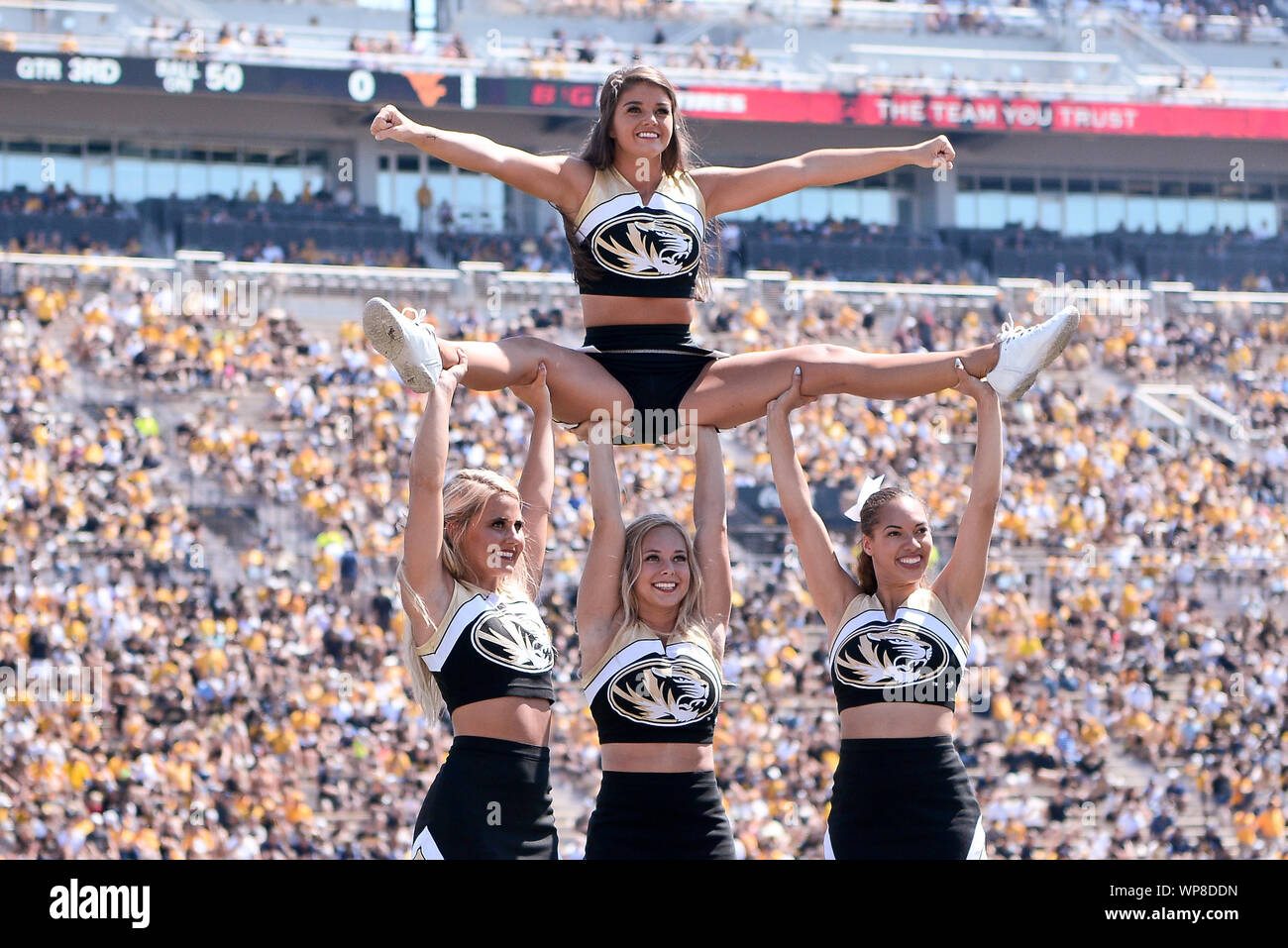 07.September 2019: Die Missouri Cheerleadern einen Stunt, während einer Konferenz Spiel, wo die West Virginia Bergsteiger besucht die Missouri Tiger am Faurot Feld am Memorial Stadium in Columbia, MO Richard Ulreich/CSM statt durchführen Stockfoto