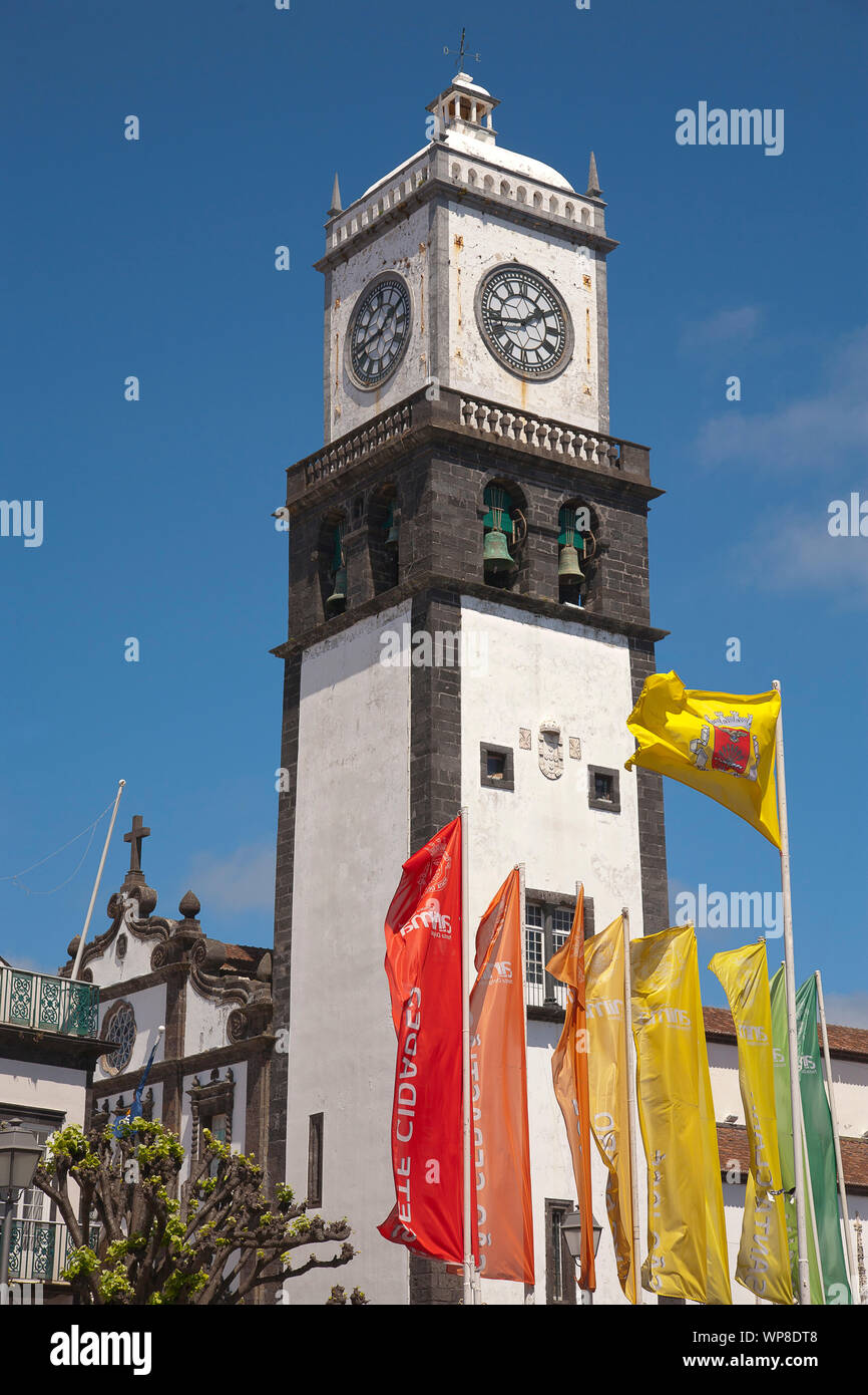 Blick auf Kirche Sao Sebastiao Turm in der Innenstadt von Ponta Delgada und die Flags mit den Namen der Dörfer in der Gemeinde. Azoren, Portugal. Stockfoto