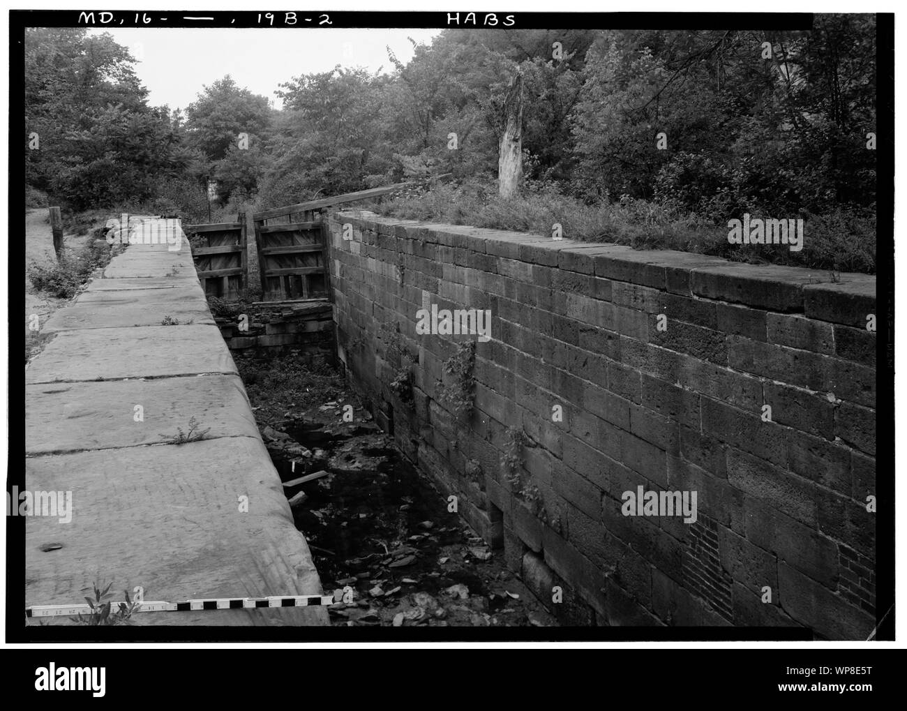 Historische pic von Lock 18 (nicht 20) im Jahre 1936. HABS sagt, dass es Sperren 20 (siehe Link auf der Website), aber eine genaue Prüfung der Aufnahme zeigt, es ist auf jeden Fall nicht gesperrt 20. Man kann sehen, der weiß getünchten Mauerwerk eines anderen Sperren im Foto oben (upstream) dieser Sperren, aber der nächsten Schleuse oberhalb der 20 Swains Lock (21), etwa 2 km entfernt und auf jeden Fall nicht sichtbar von Schloss 20. Es ist wahrscheinlich die 18. oder 19. Die anderen Fotos von dieser Sperre zeigen, dass diese Sperren 18 (siehe Datei: Lock 18 in Great Falls, historischen, Detail, von HABS. tiff für mehr Info) HABS sagt: 2. Hi Stockfoto