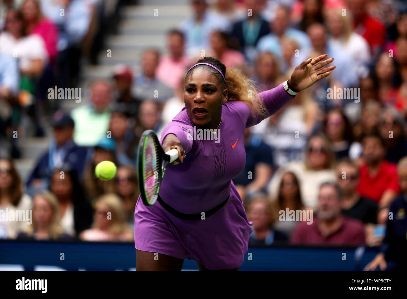 Flushing Meadows, New York, Vereinigte Staaten - 7 September 2019. Serena Williams lunges für eine Rückhand während ihren Verlust zu Kanadas Bianca Andreescu bei den Frauen Finale bei den US Open in Flushing Meadows, New York. Quelle: Adam Stoltman/Alamy leben Nachrichten Stockfoto