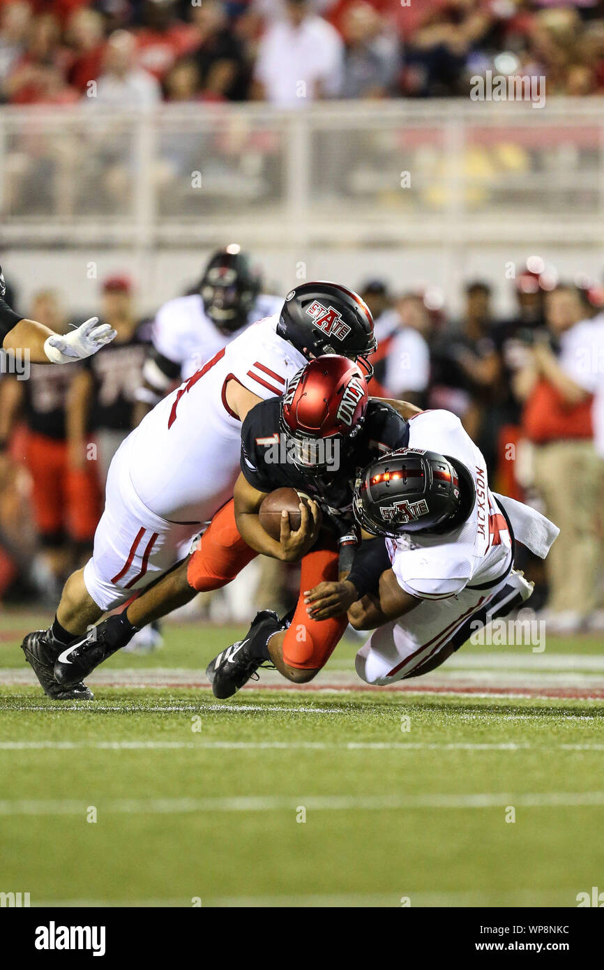 Halbzeit. 7. Sep 2019. UNLV Rebellen quarterback Armani Rogers (1) ist von Arkansas State roten Wölfe Defensive zurück Darreon Jackson (34) und die Arkansas State roten Wölfe defensive lineman Forrest Merrill (92) während der NCAA Football Spiel mit der Arkansas State roten Wölfe und die UNLV Rebellen bei Sam Boyd Stadium in Las Vegas, NV. Die Arkansas State roten Wölfe führen die UNLV Rebellen 23 zu 3 bei Halbzeit. Christopher Trim/CSM/Alamy leben Nachrichten Stockfoto