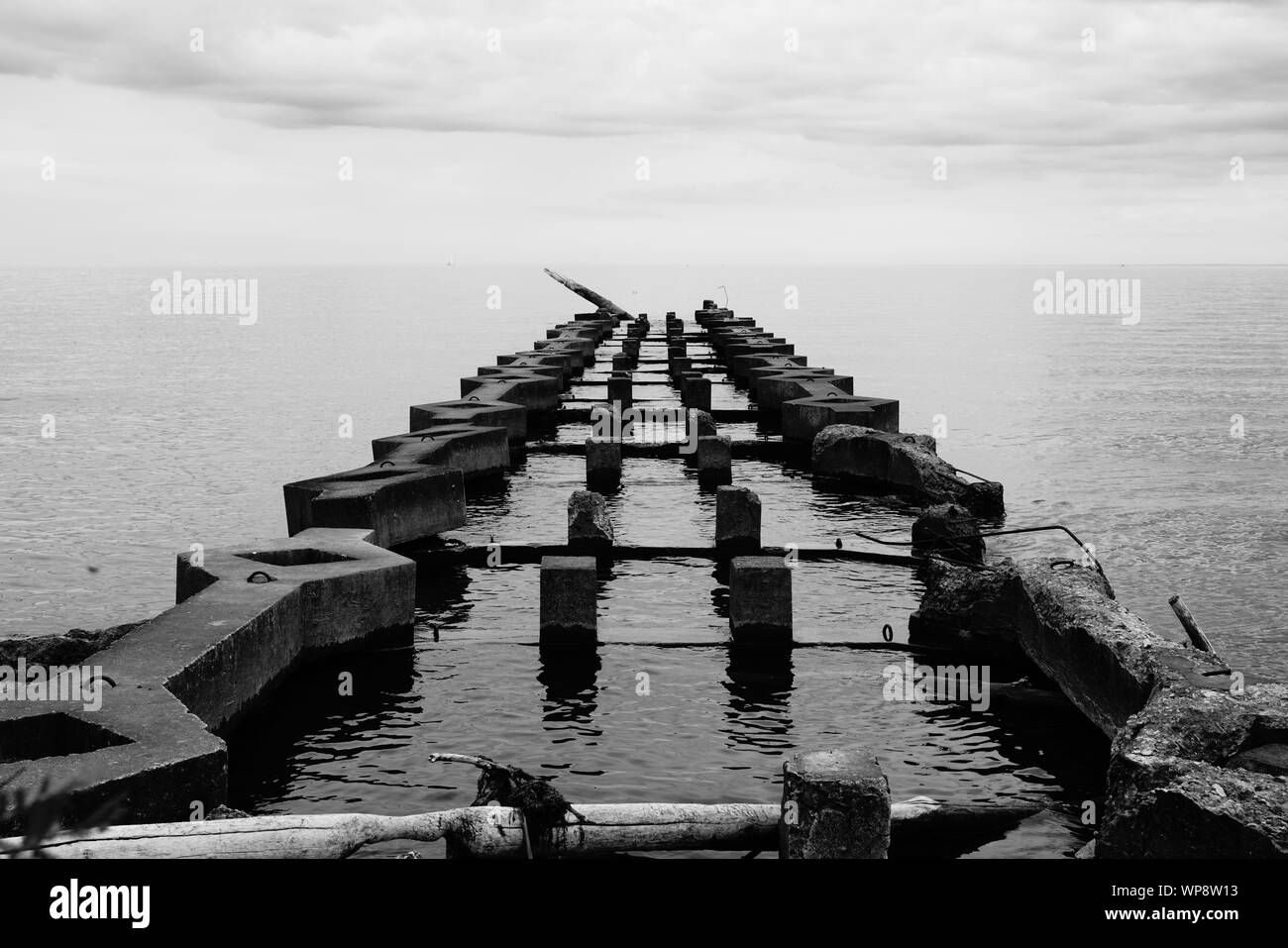 Gebrochene Stein dock Stretching auf Lake Michigan in Manitowoc, Wisconsin Stockfoto