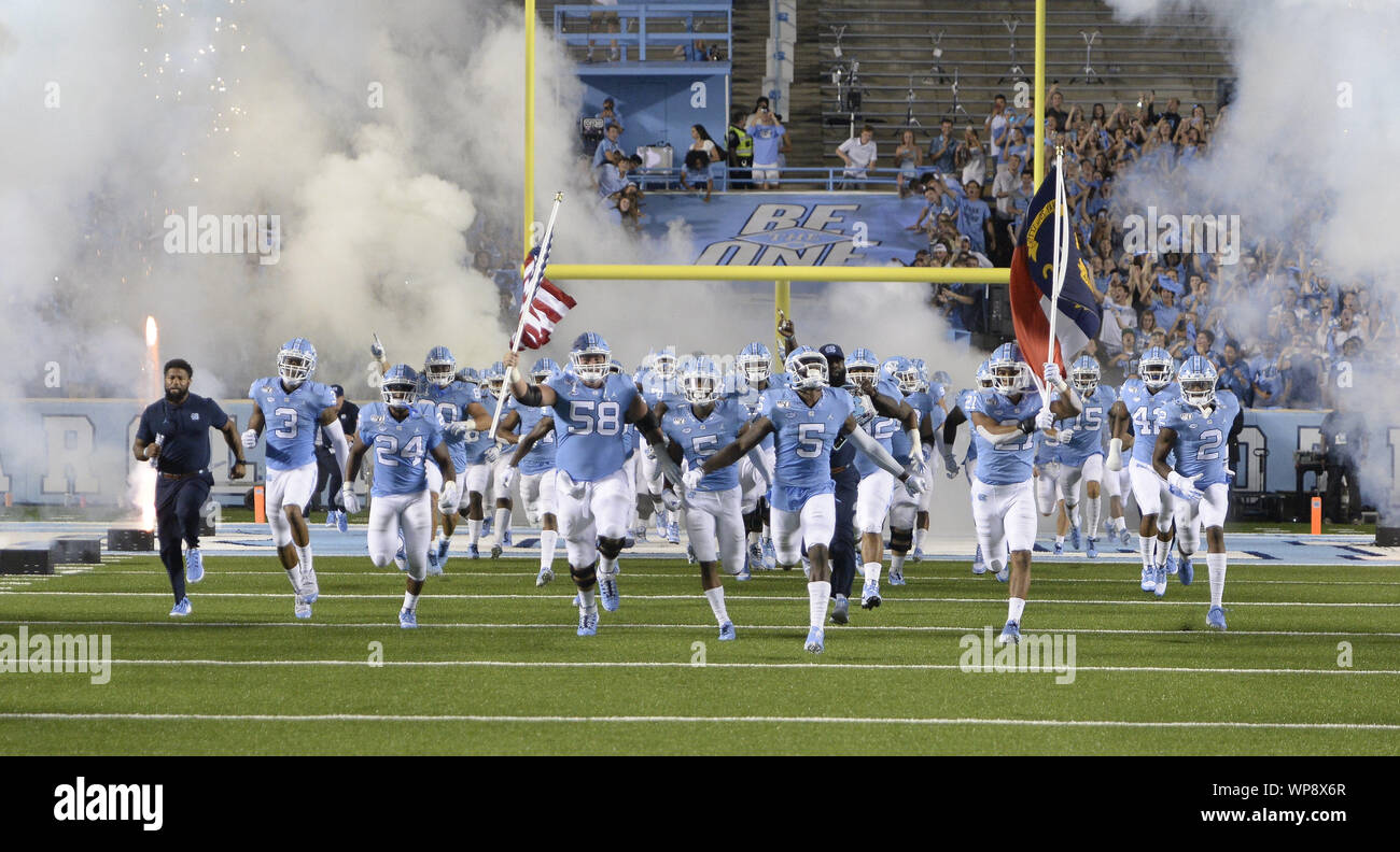 Chapel Hill, North Carolina, USA. 8. Sep 2019. North Carolina in das Feld. Die North Carolina Tar Heels spielte die Miami Hurricanes in einem Fußballspiel, die am Kenan Memorial Stadium in Chapel Hill, N.C. am Samstag, den 7. September 2019 stattfand. Credit: Fabian Radulescu/ZUMA Draht/Alamy leben Nachrichten Stockfoto