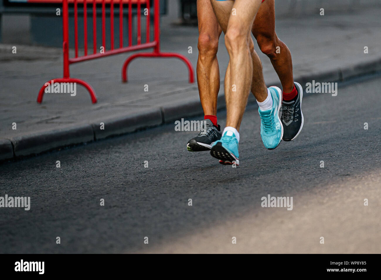 Beine zwei Athleten Läufer laufen Marathon auf Straßen der Stadt Stockfoto