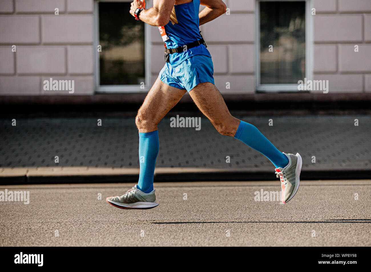 Sportler Läufer in blau Kompression Socken laufen in street City Marathon  Stockfotografie - Alamy