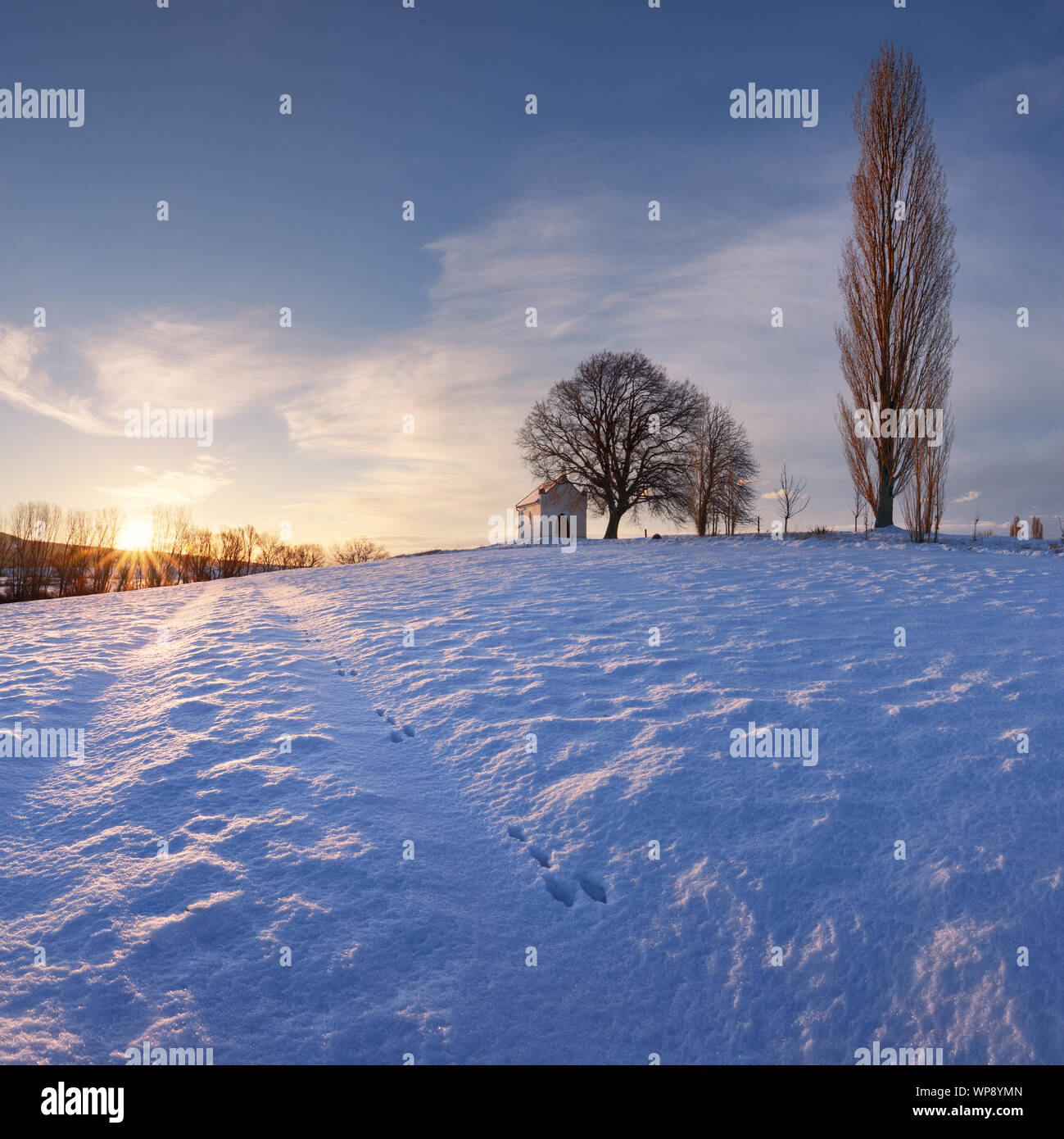 Winter mit Schnee in der Landschaft mit Kapelle, Slowakei Stockfoto