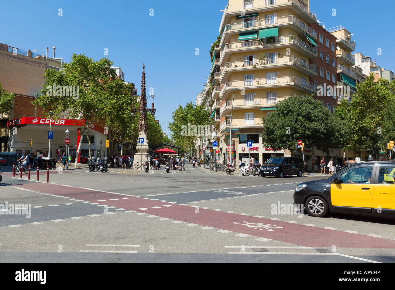 Barcelona, Spanien - 17. August 2017: Glückliche Menschen gehen und die Bilder in den Straßen von Barcelona. Stockfoto