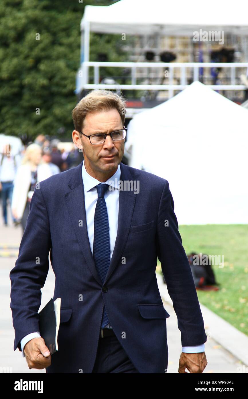 TOBIAS ELLWOOD MP für BOURNMOUTH OSTEN AM COLLEGE GREEN, WESTMINSTER AM 5. SEPTEMBER 2019. Konservative Partei MPS. Die Minister. Die britischen Politiker. Politik. Großbritannien Politik. Herr ELLWOOD GAB TERRORISTISCHEN OPFER PC KEITH PARLMER MUND-ZU-Mund-beatmung und mit der Herz-Lungen-Wiederbelebung auf dem Gelände des Parlaments. Stockfoto