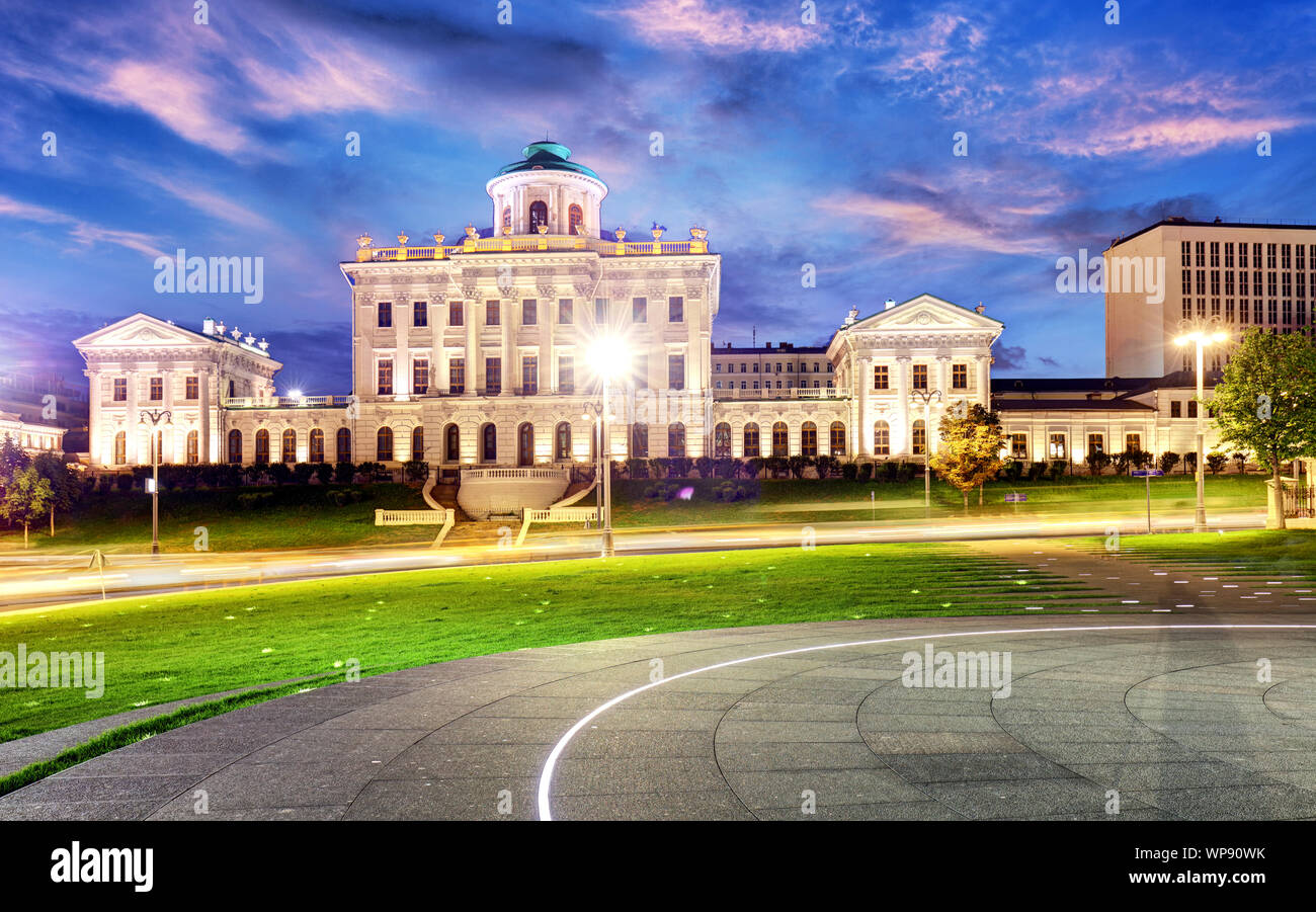 Borovitskaya Square und Pashkov Haus in der Nähe von Moskau Kreml in Moskau, Russland. Architektur und Wahrzeichen von Moskau Stockfoto