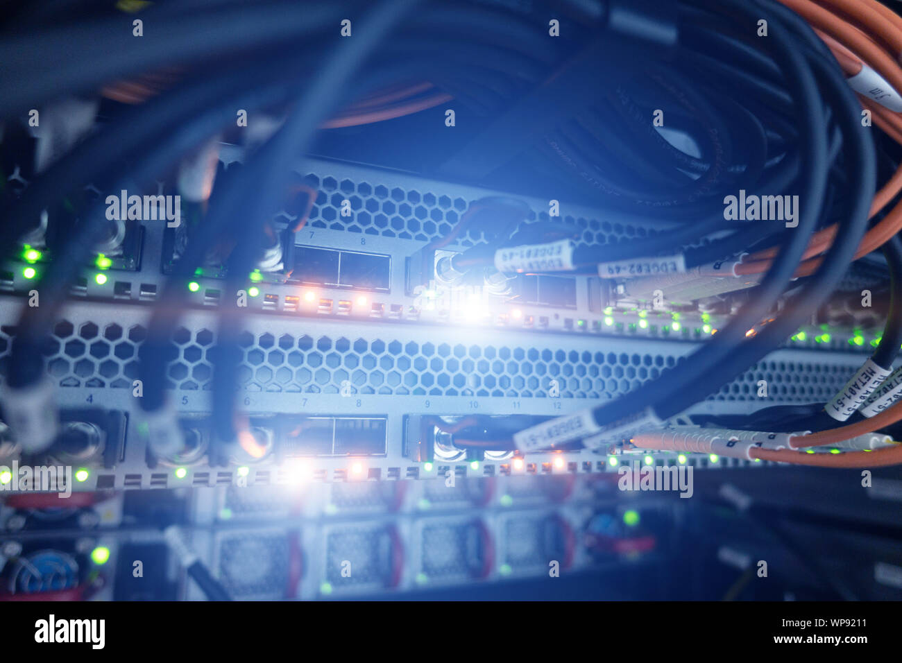 Fibre Optical Switch mit angeschlossenen FC-Kabel im Serverraum. Stockfoto