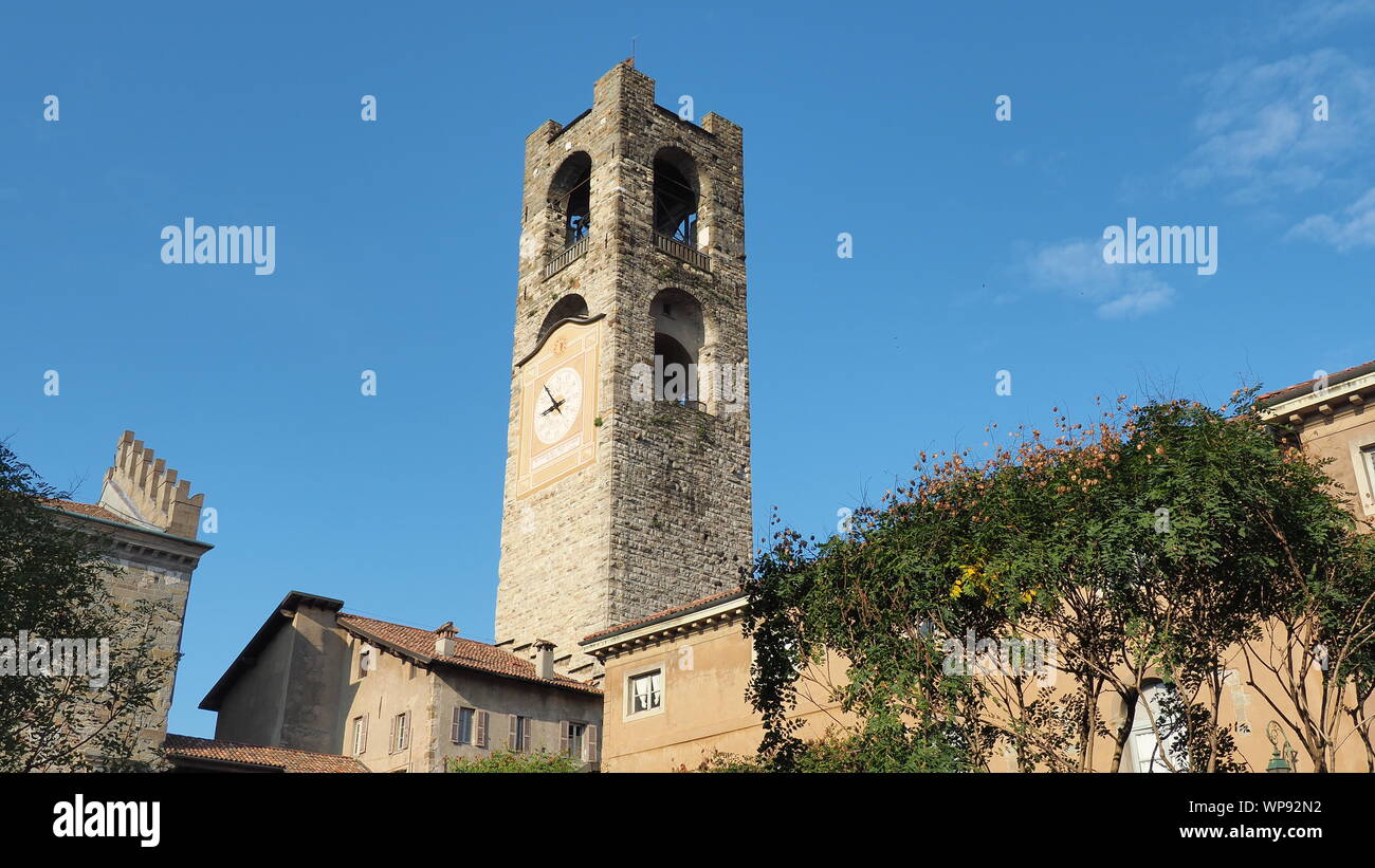 Bergamo, Italien. Die Altstadt. Landschaft am Clock Tower genannt Il Campanone. Es ist auf dem Hauptplatz der oberen Stadt Stockfoto