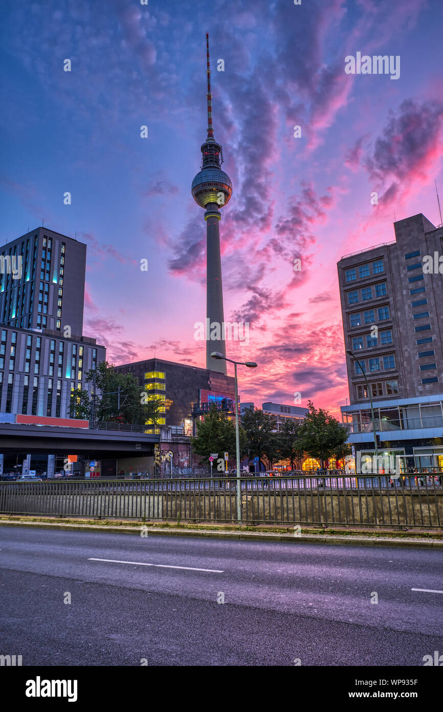 Der berühmte Fernsehturm in Berlin bei Sonnenuntergang Stockfoto