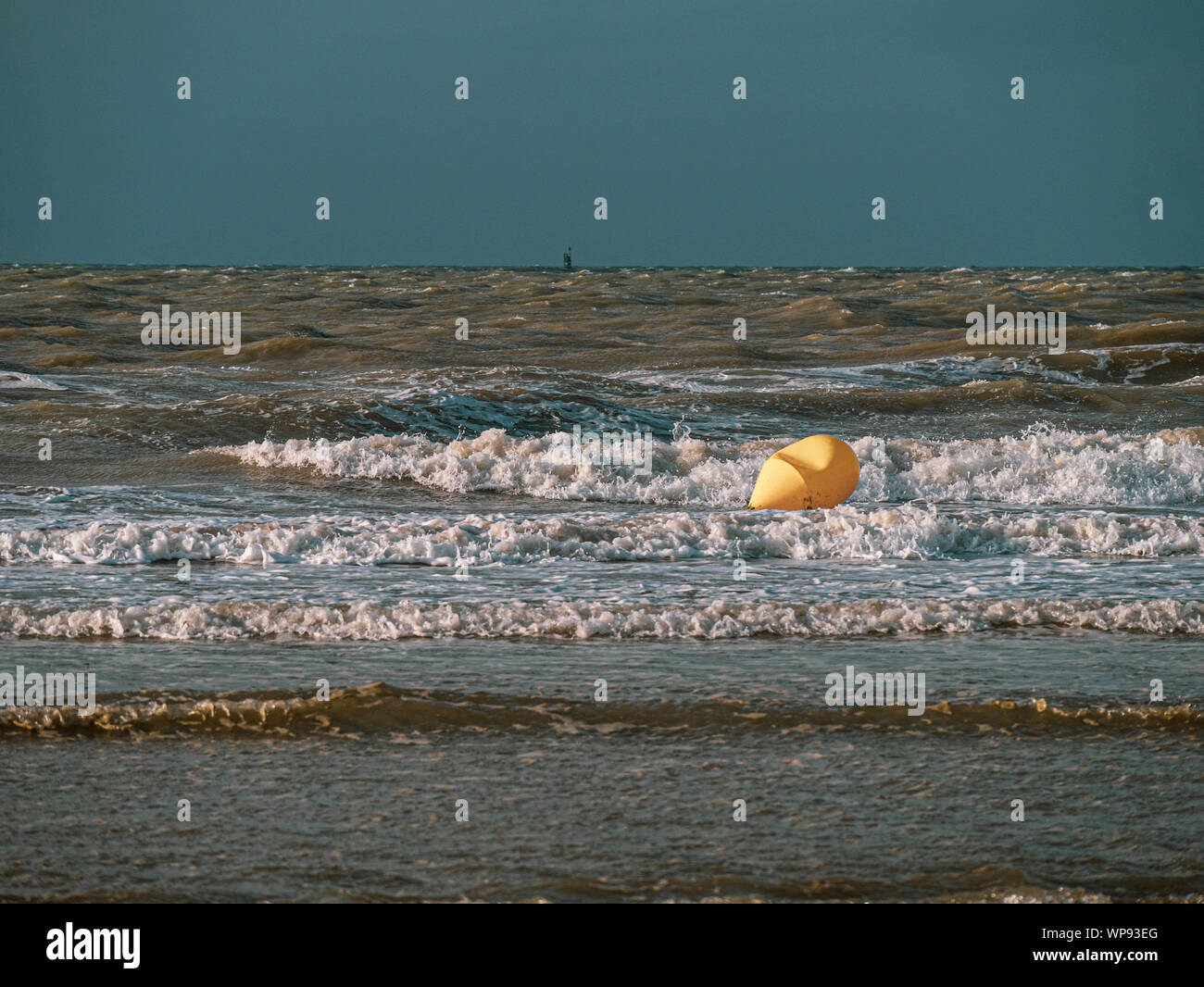 Gelbe Boje in rauen Gewässern in der Nähe der Strand bei Ebbe Stockfoto