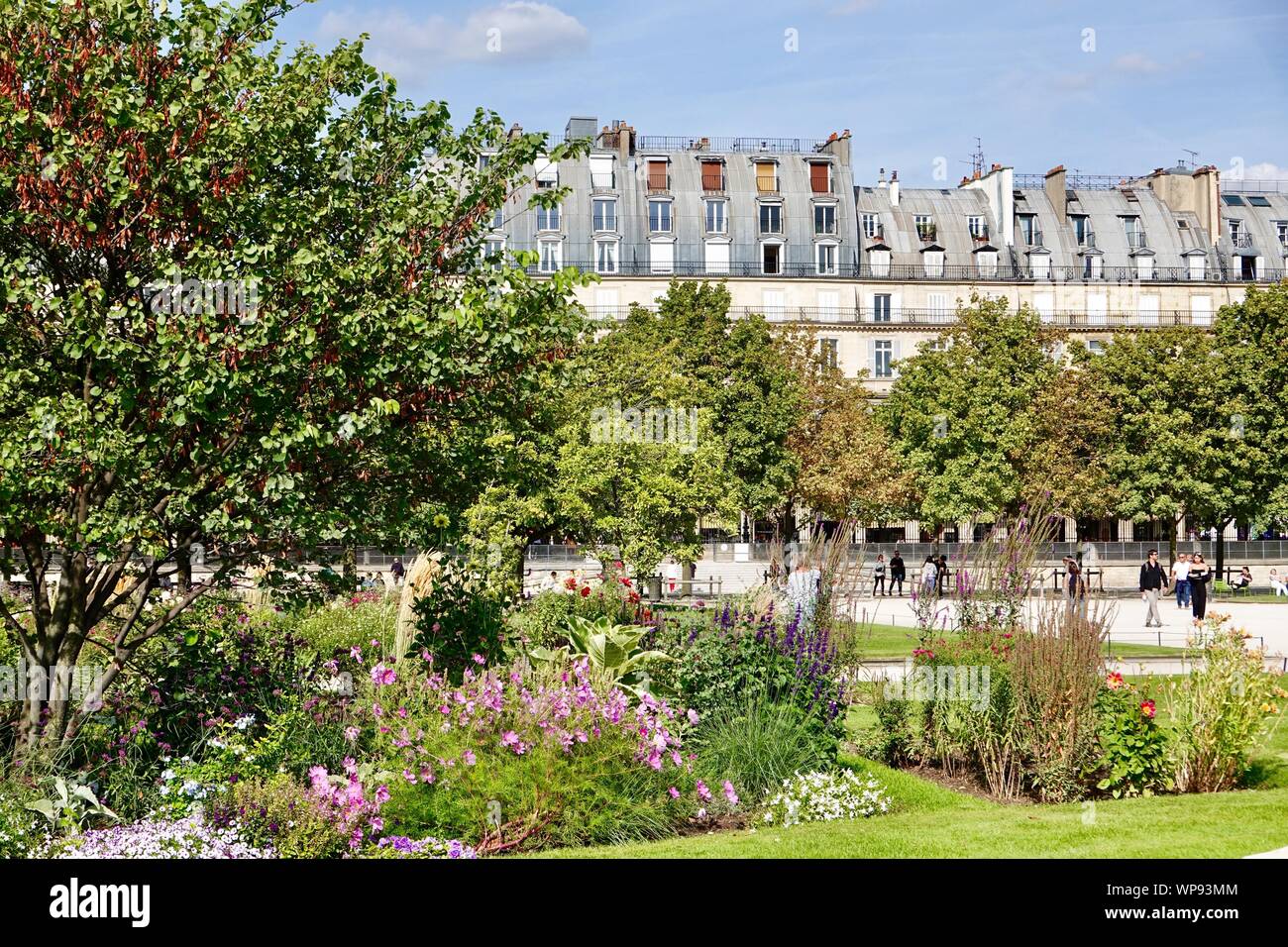 Haussmann Architektur und Menschen in den Tuilerien, ein öffentlicher Park ursprünglich erstellt von Katharina von Medici, Paris, Frankreich Stockfoto