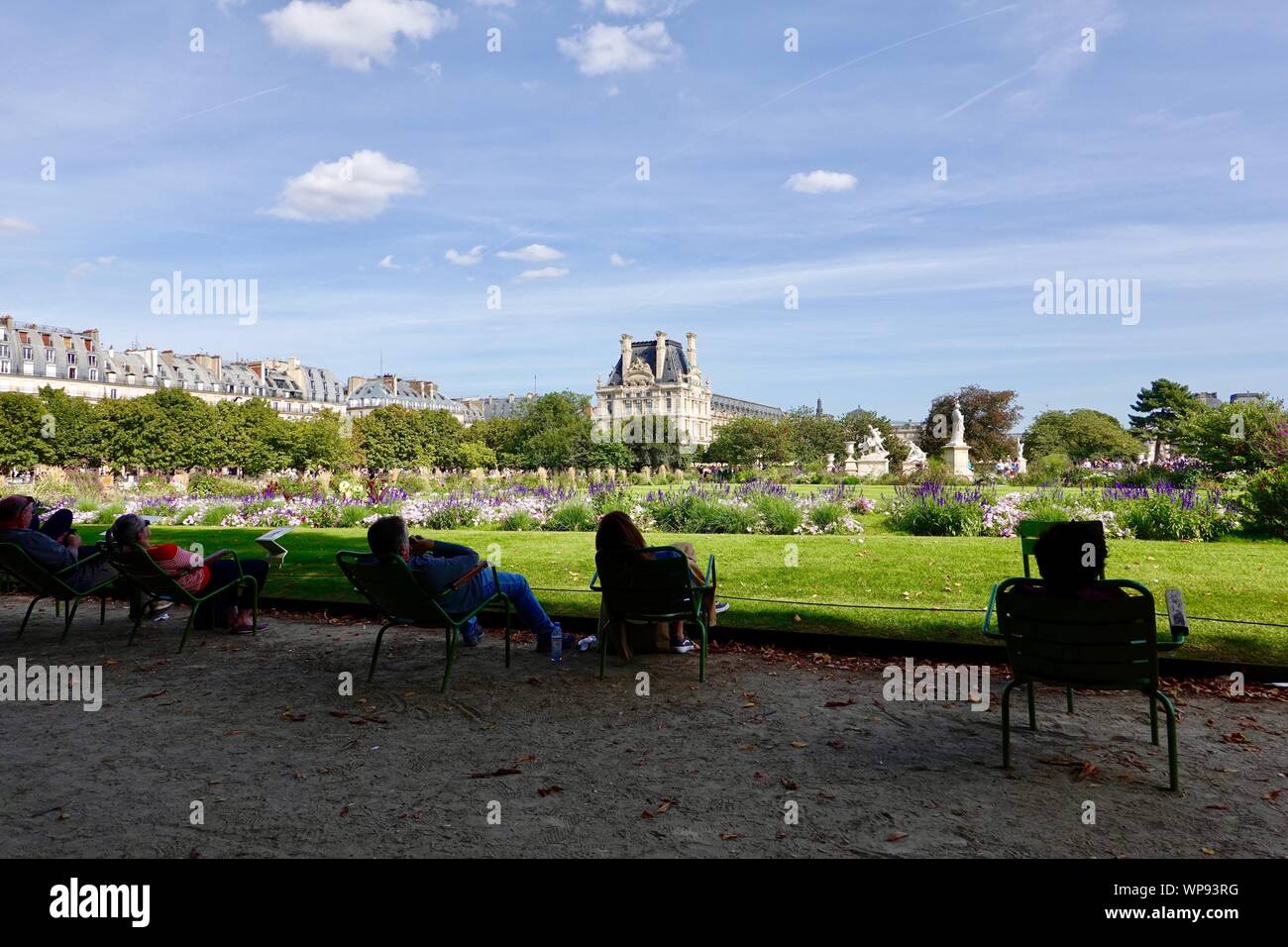 Menschen entspannen in grüne Stühle in den Tuileriengärten, Paris, Frankreich Stockfoto