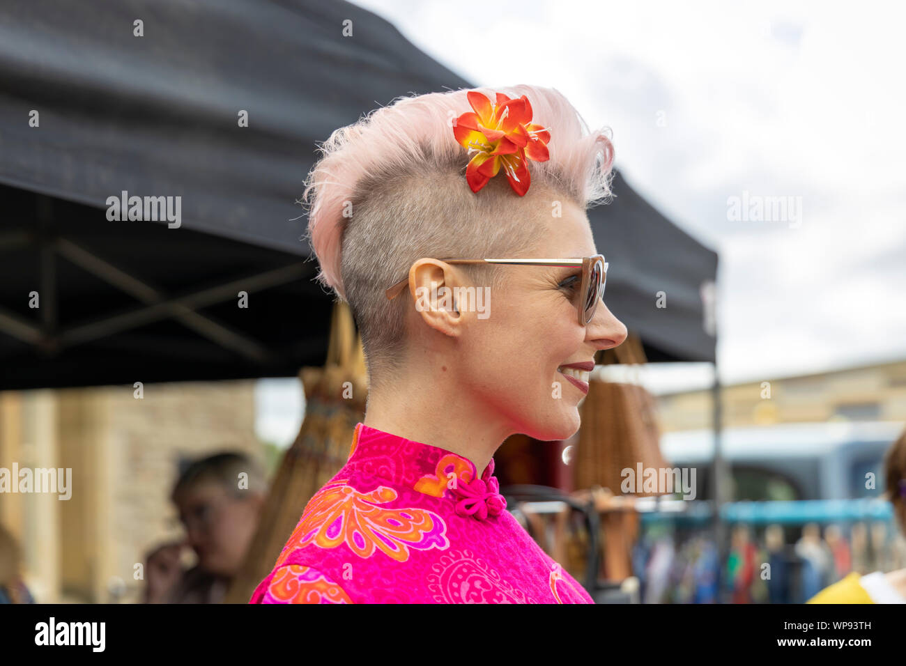Blonde kurze Haare elegante weibliche Teilnehmer des Jahrgangs durch das Meer Festival im Badeort Morecambe, England. Stockfoto