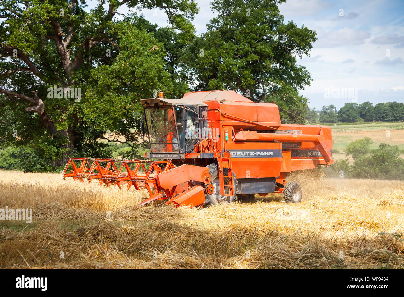 Harvester Clearing eine Farm Feld in Southwaite, Cumbria kombinieren, Nordengland. Stockfoto