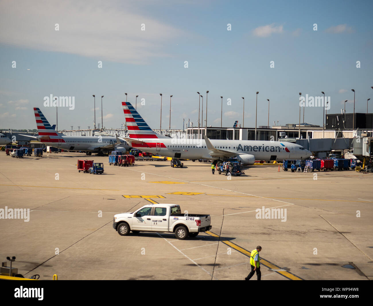 American Airlines Flugzeuge am Flughafen Terminal Sitzung tanken Stockfoto