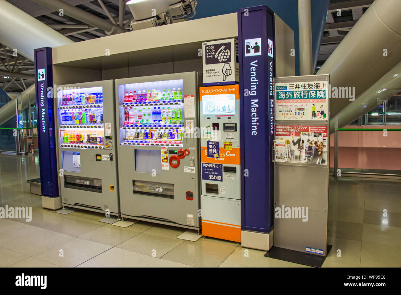 OSAKA, Japan - 14. MÄRZ 2018: Automaten automatische Trinken innerhalb der Kansai International Airport (KIX) ist eine der wichtigsten Japan commerc Stockfoto