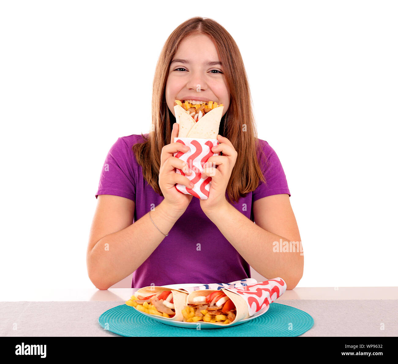 Teenage girl ist Essen Gyros Pita Stockfoto