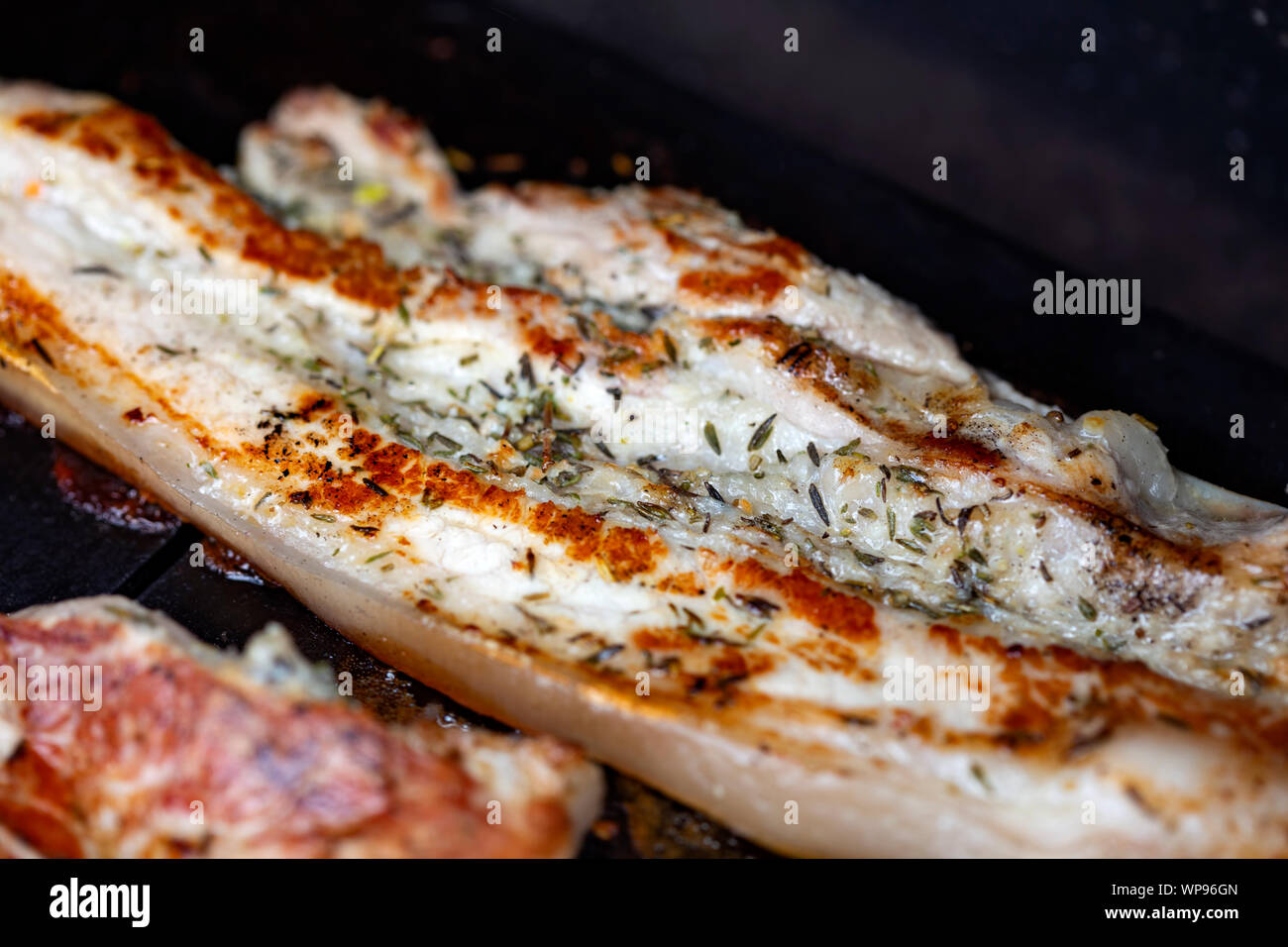 Pfanne Speck auf Grill - Nähe zu sehen. Stockfoto