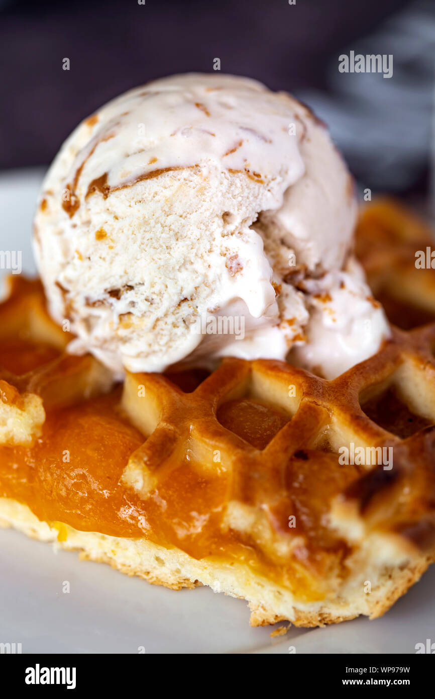 Eis mit einem Cookie auf der Platte, Ansicht schließen Stockfoto