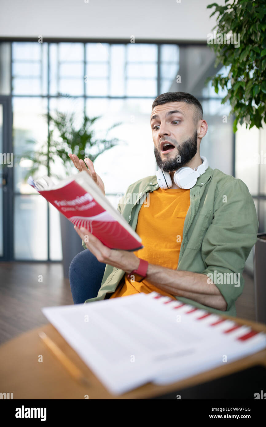 Schüler lesen laut während des Studiums Fremdsprache Stockfoto