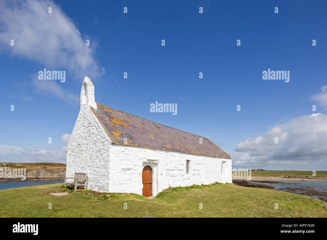 St. Cwyfan Llangwyfan der Kirche als die Kirche im Meer bekannt wegen Abseits vom Festland bei Flut, Anglesey, Nordwales zu schneiden, Großbritannien Stockfoto