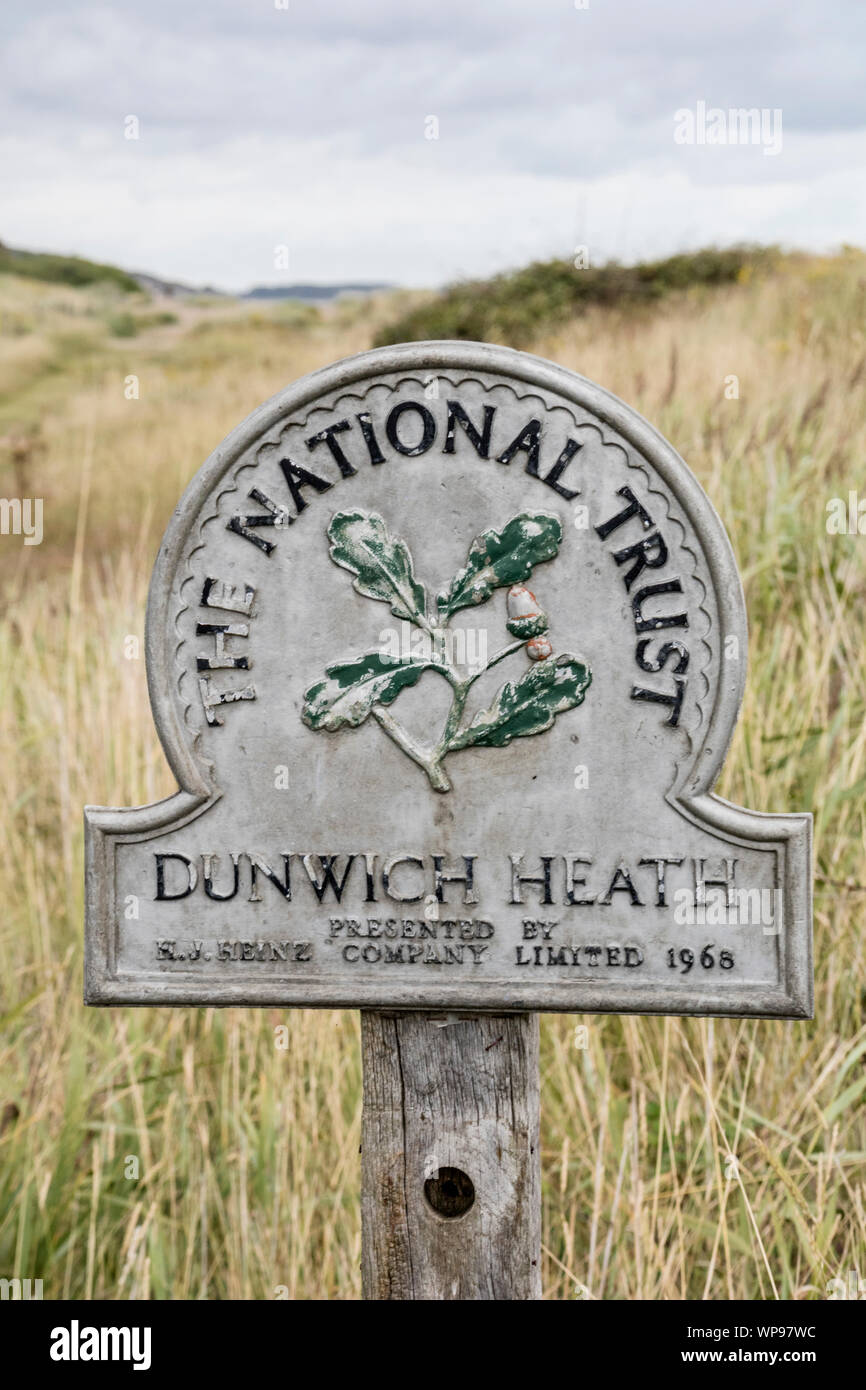 National Trust sign on Dunwich Heath eine Küstenstadt Heide mit Arten wie der dartford Grasmücke, Nightjar, Heidelerche, Addierer, Suffolk, England, Großbritannien Stockfoto