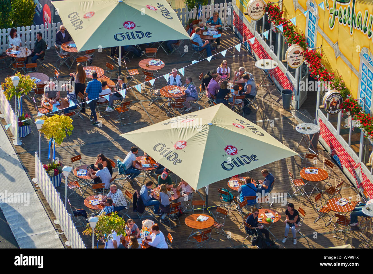 Hannover, Deutschland, Oktober 6., 2018: Besucher einer Summer Party in Deutschland genießen Sie die sonnige Tag mit Kaffee und Bier in ein Café im Freien, das Bild von einer Stockfoto