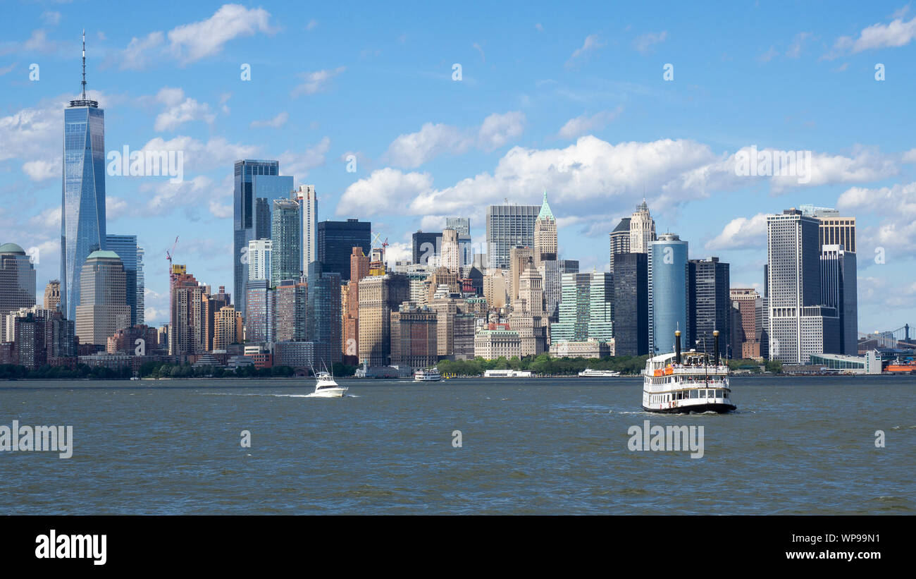 New York, NY, USA. Beeindruckende Skyline von Manhattan Wolkenkratzer und Gebäude von Ellis Island. Landschaft inklusive der Freedom Tower - Eine Welt Trad Stockfoto