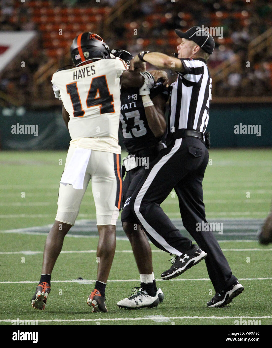 September 7, 2019 - Oregon State Beavers Defensive zurück Kaleb Hayes #14 und Hawaii Rainbow Warriors wide receiver Jared Smart Nr. 23 erhalten in einem Handgemenge im vierten Quartal während des Spiels zwischen den Hawaii Rainbow Warriors und der Oregon State Beavers am Aloha Stadium in Honolulu, HI Michael Sullivan/CSM Stockfoto