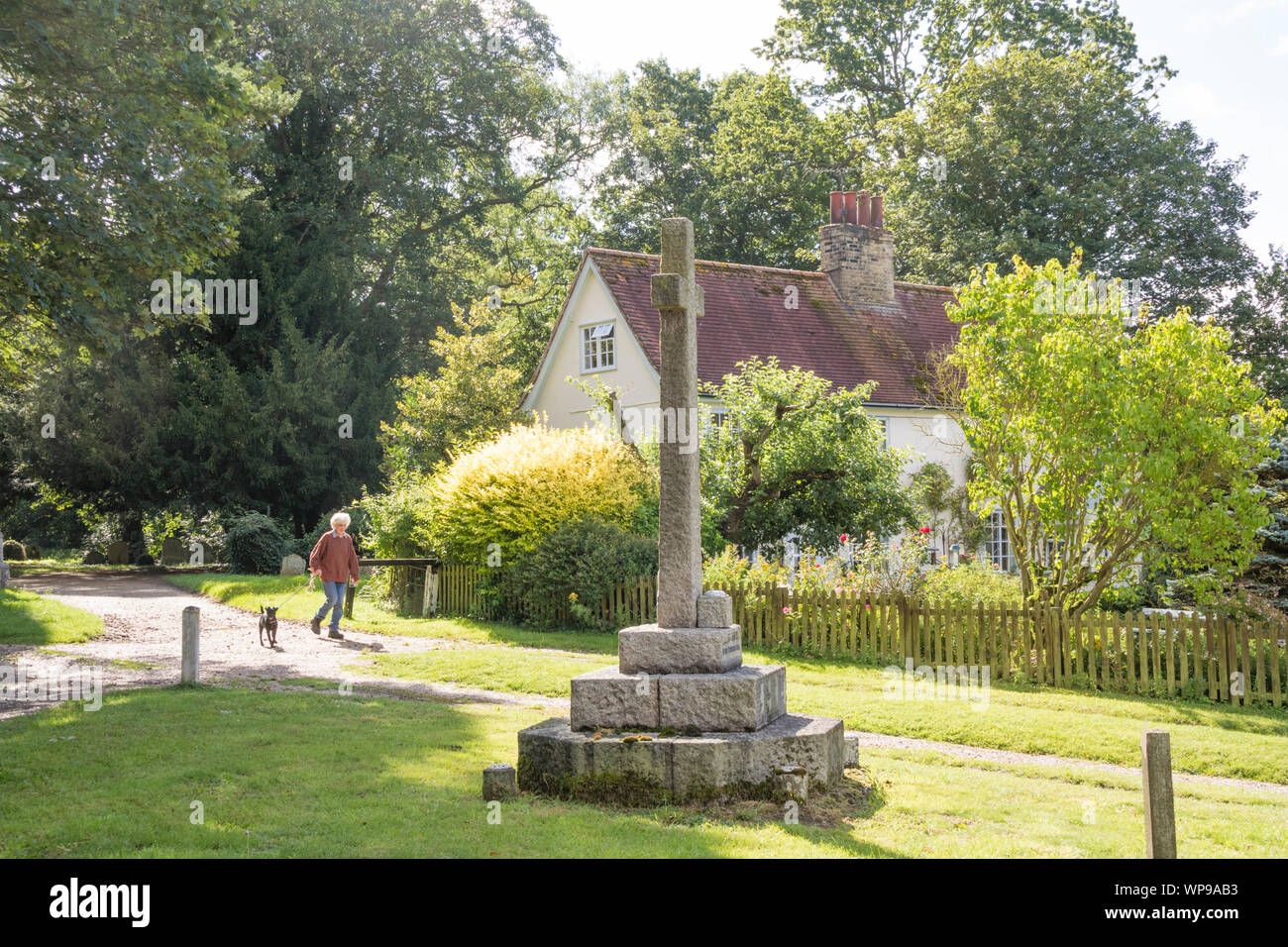 Wir haben das Village Green und strohgedeckten Cottages Earl Soham, Suffolk, England, Großbritannien Stockfoto